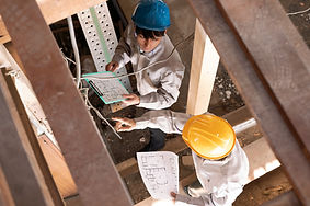 住宅建築現場で働く人々