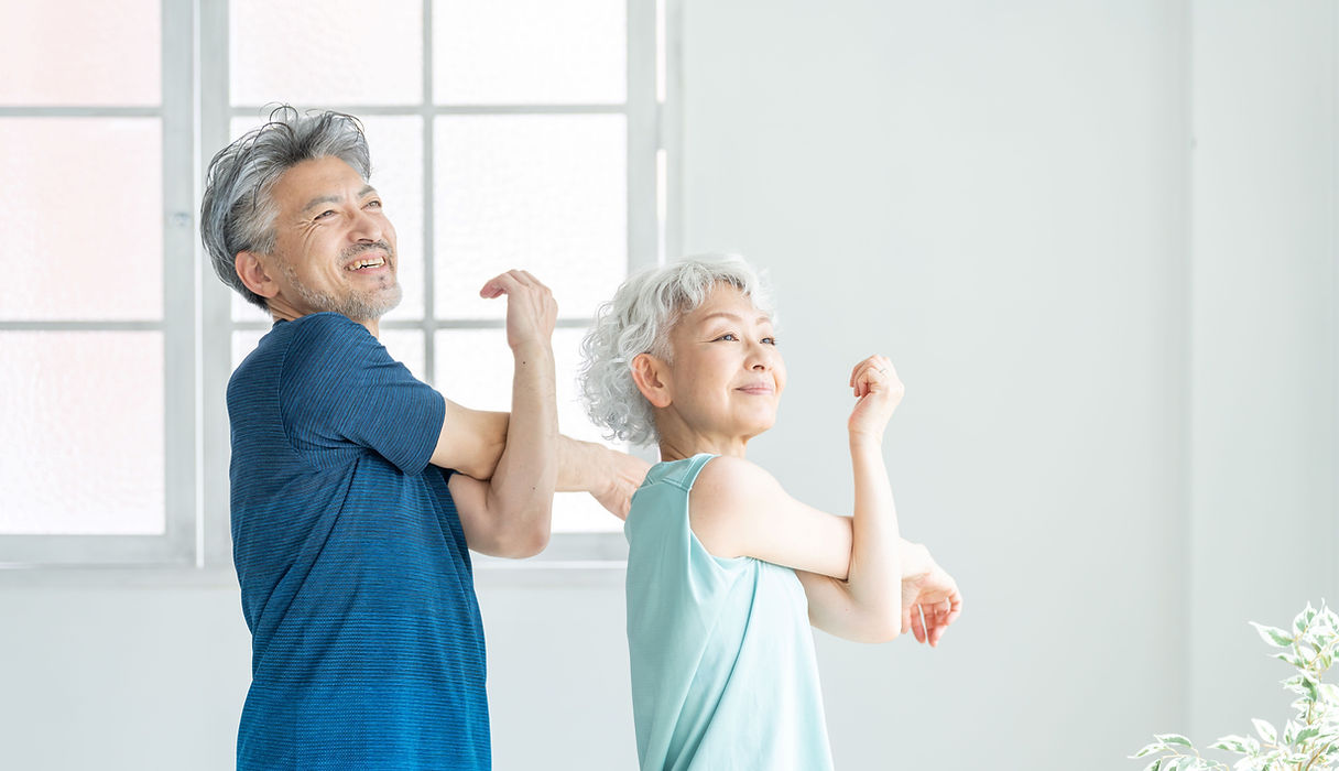 ストレッチするシニア夫婦