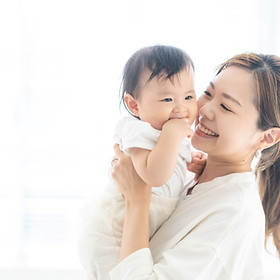 赤ちゃんを抱っこする母親