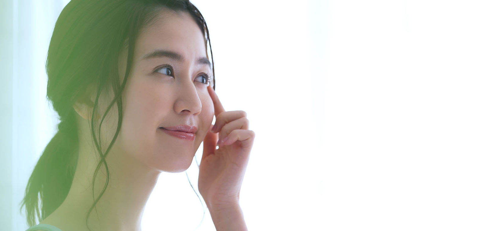 コンタクトをする女性