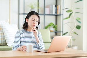 パソコンに悩む若い女性