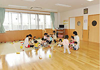 1歳児クラス。すくすく育て~みんな仲間♪