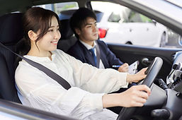 車の運転の教習を受ける女性