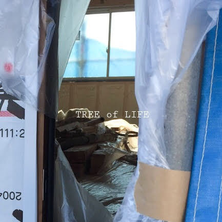 吹付断熱施工中