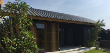 むくり屋根の家 庭側の外観