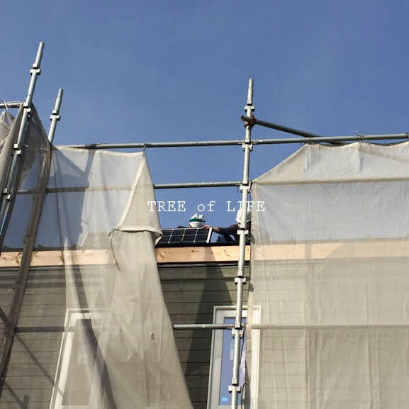 太陽光パネル設置中