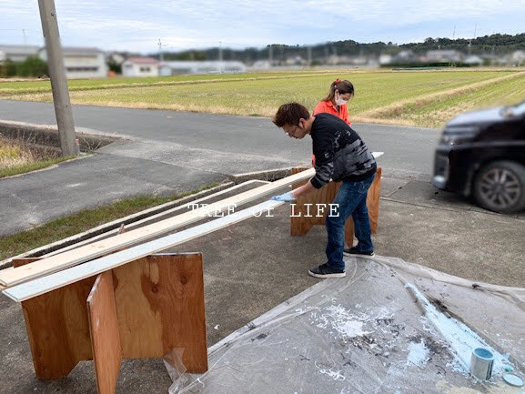 お施主様、塗装中