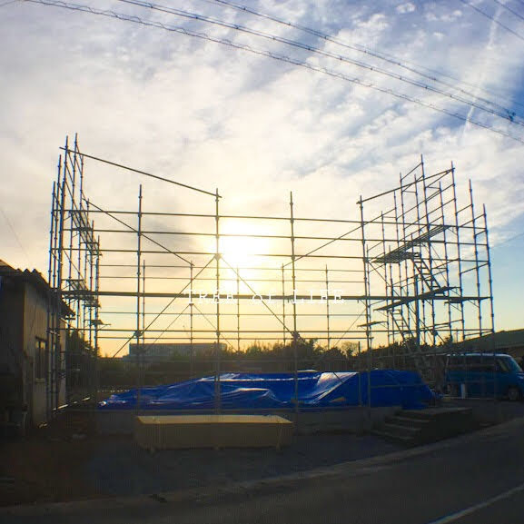 夕日と足場