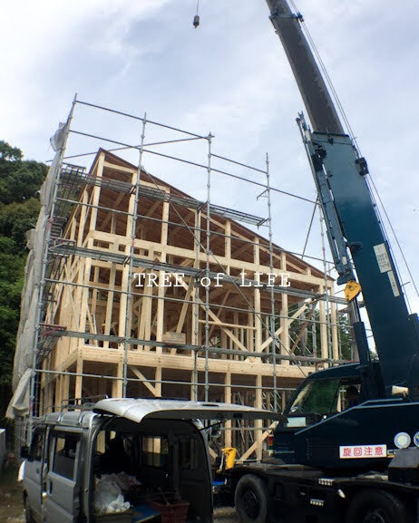 建て方 レッカー作業中