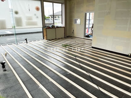 下地を施工中