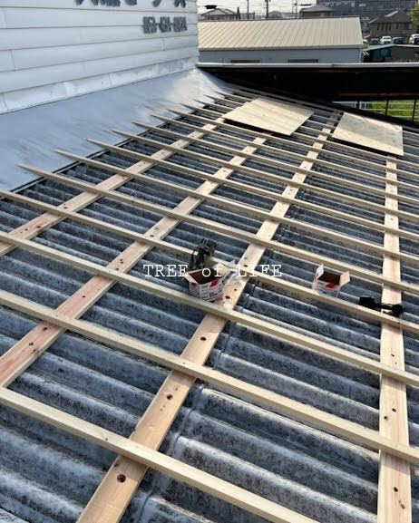 屋根施工中