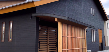 むくり屋根の家 玄関と格子