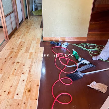 玄関ホールでは床の施工中