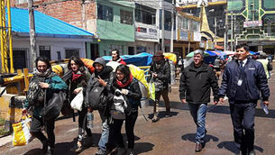 Expulsan y prohíben entrada a turistas por dañar ruinas de Machu Picchu en Perú.