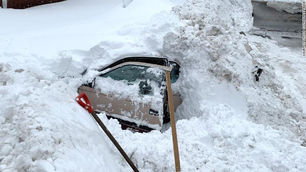 Anciana duro seis días atrapada bajo nieve y sobrevive en California.