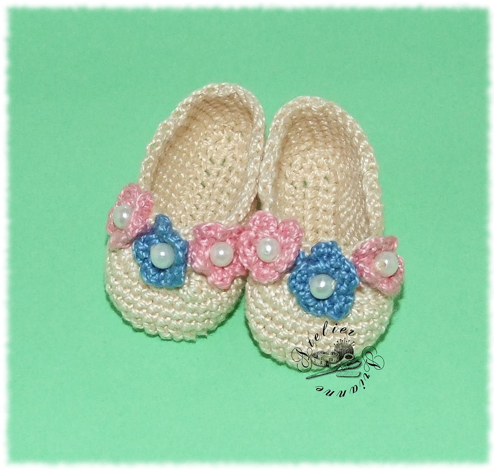 Miniature : Reservé Chaussures poupée Modes et Travaux Françoise Écru fleurs roses et bleues