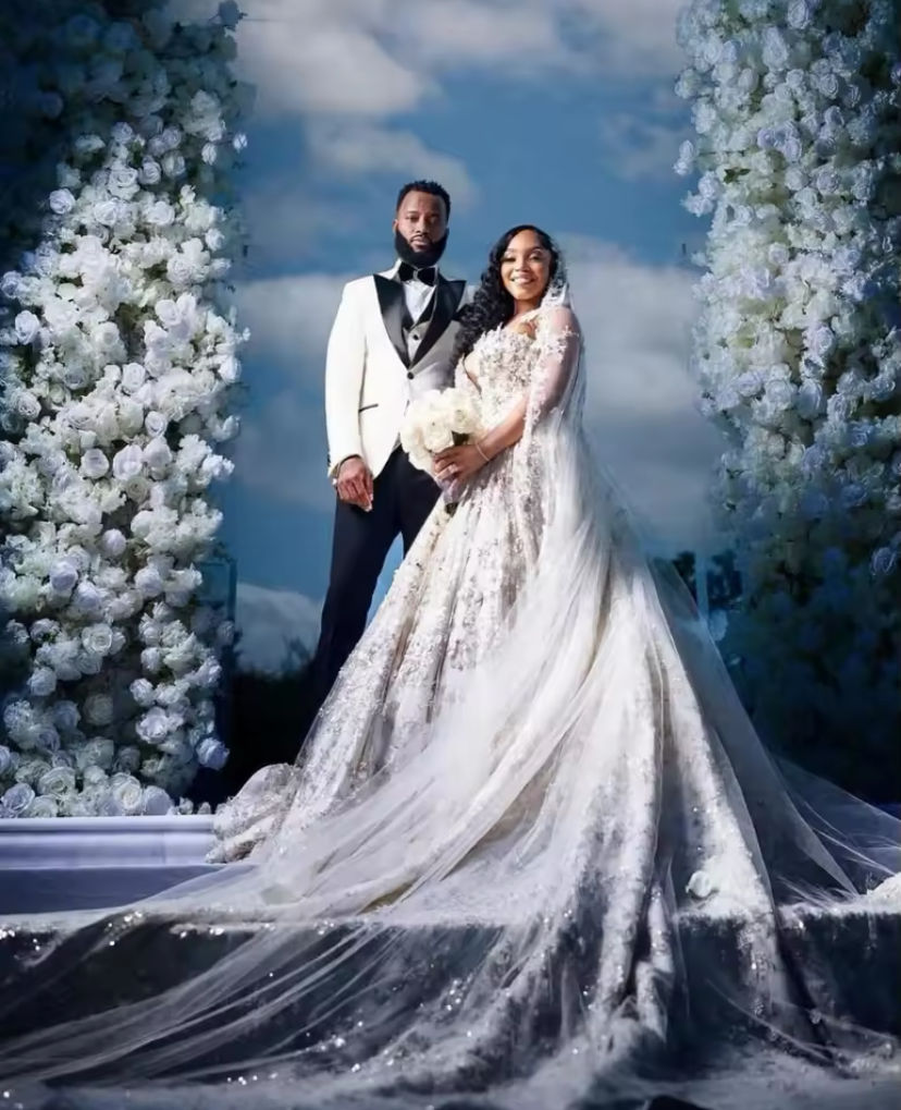 Thumbnail: Customized 3D Floral Appliques Ball Gown Wedding Dresses Sweetheart Neck Lace