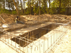 laying wire mesh for the floor of toilet