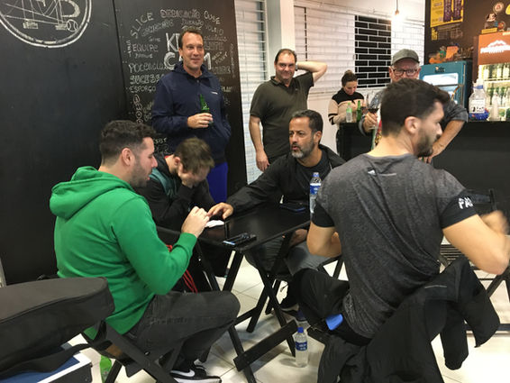 Turma de quarta-feira jogando truco após jogo de padel e churrasco. Os sócios estão participando também do truco.