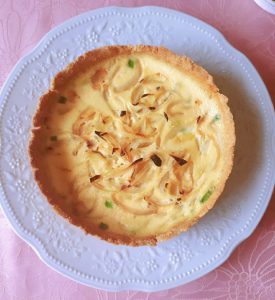 quiche de tofu com cebolas douradas