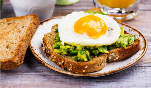 sanduíche de ovos com avocado