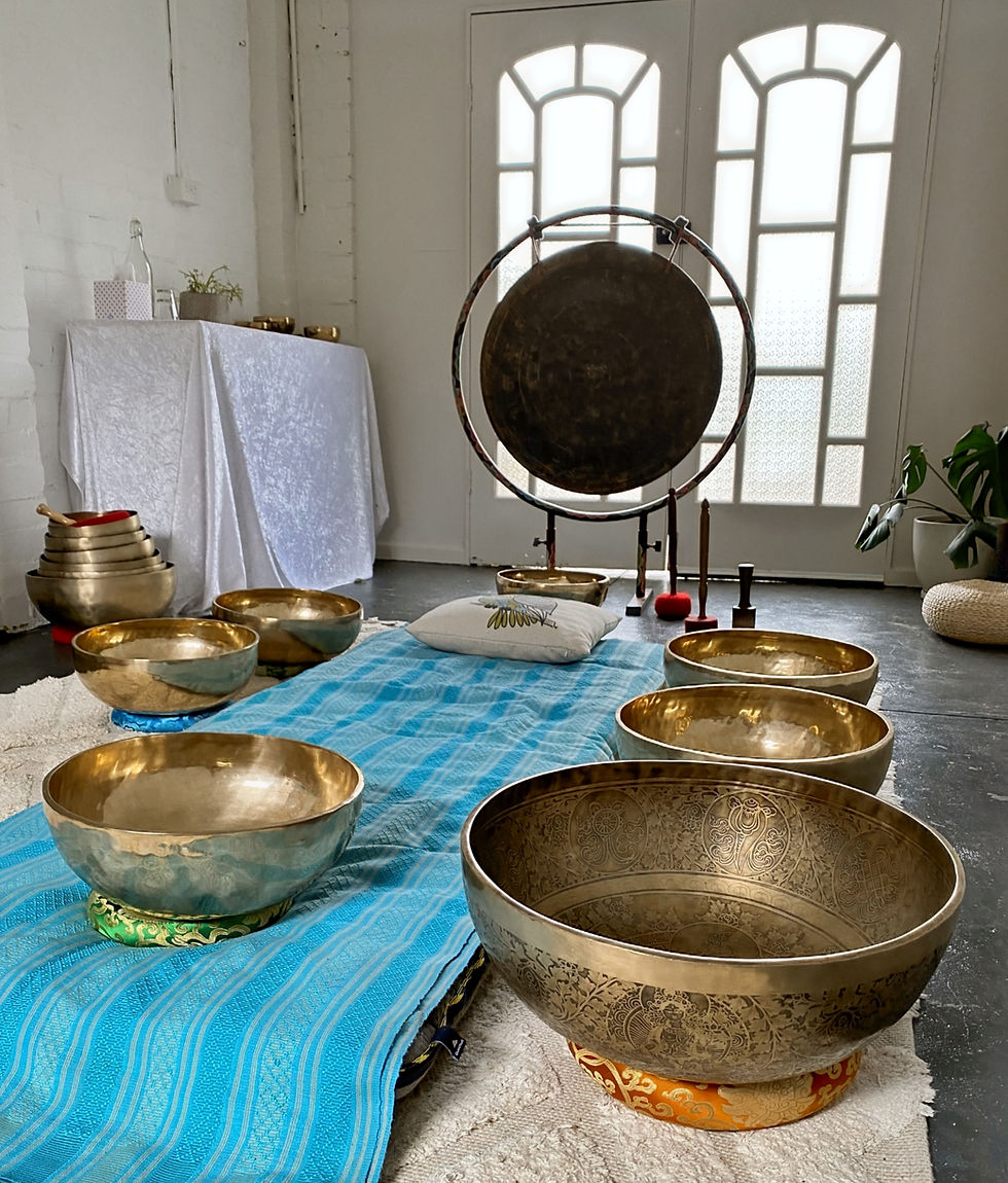 Tibetan singing Bowls and gong