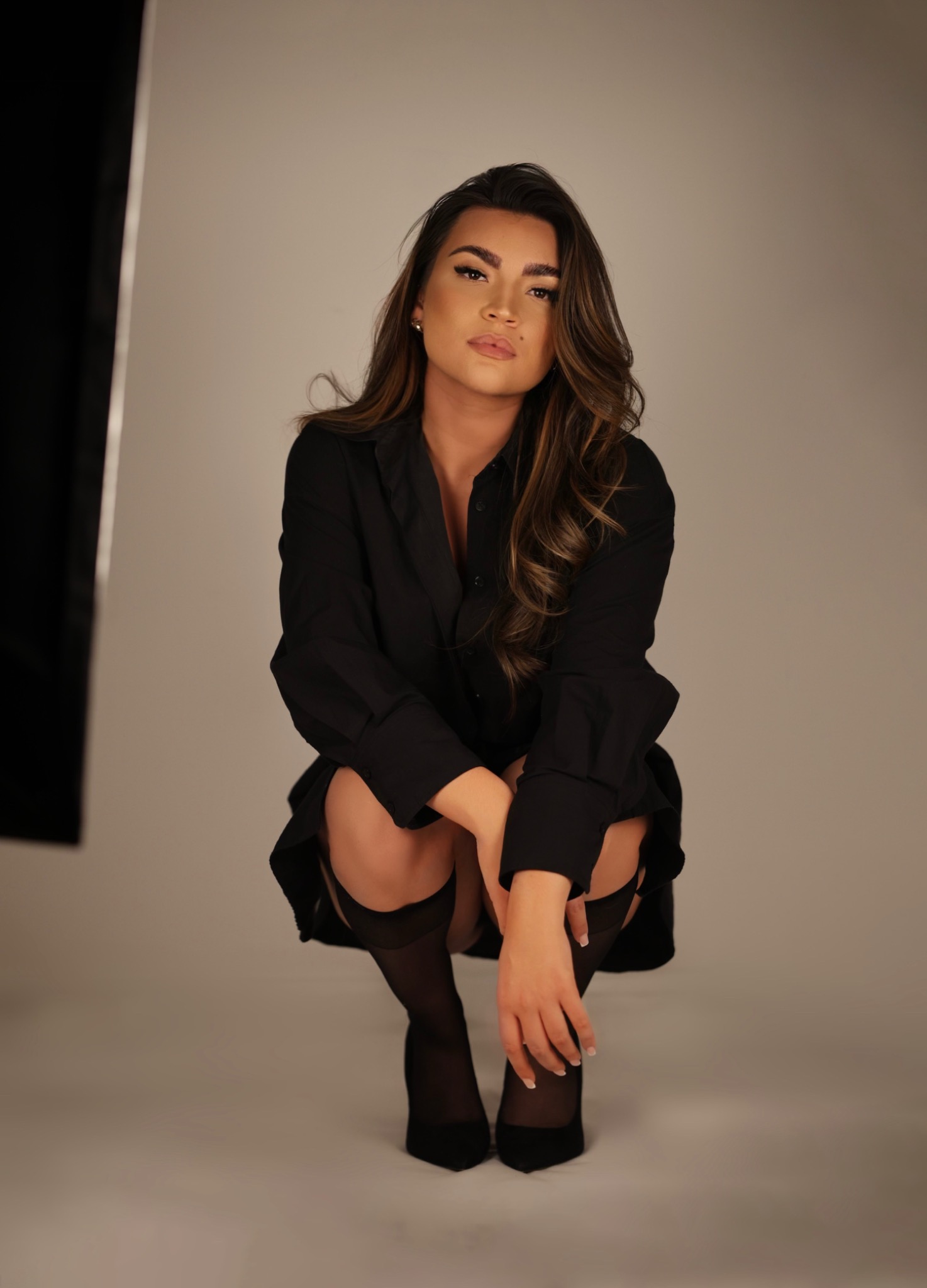 Ambre assise en studio