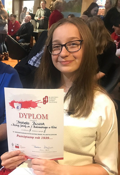 Izabela Bisiak, kl. 8. Czwarte miejsce w międzyszkolnym konkursie plastycznym "Pamiętamy rok 1939" w Polish Museum of America.
11-17-2019