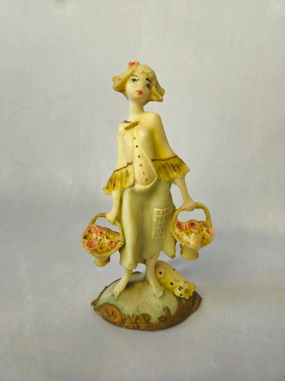 Miniatura: Bibelô Antigo Escultura Menina Florista em Resina Italiana