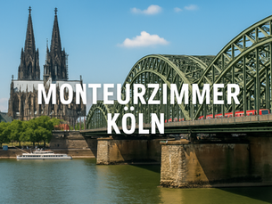 Kölner Dom und Hohenzollernbrücke bei Tag mit Schriftzug ‚Monteurzimmer Köln‘ – symbolisiert zentrale Unterkunft für Monteure in Köln.“