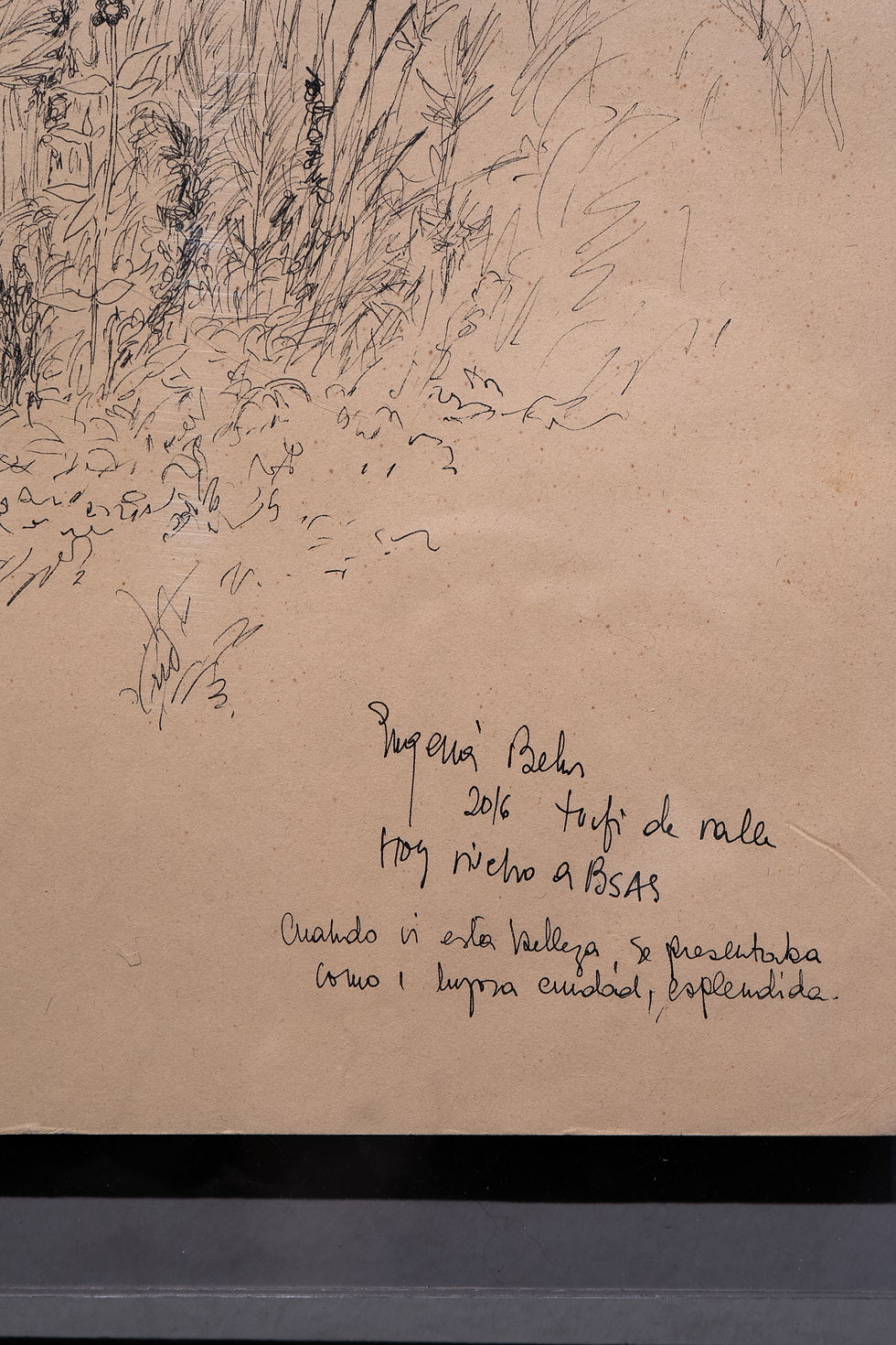 Boceto a tinta sobre papel beige con vegetación esbozada y notas manuscritas en español; aspecto íntimo y artístico. OFRENDA