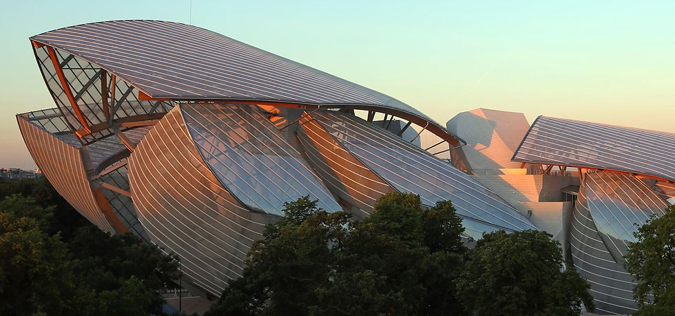 Mutación lumínica. La piel de vidrio se activa como superficie reflectante, transformando la percepción del edificio según la incidencia solar.