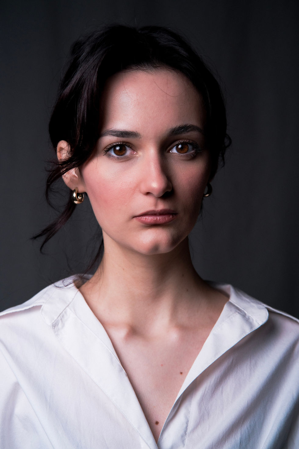 Ritratto fotografico artistico a colori con luce d'accento in studio