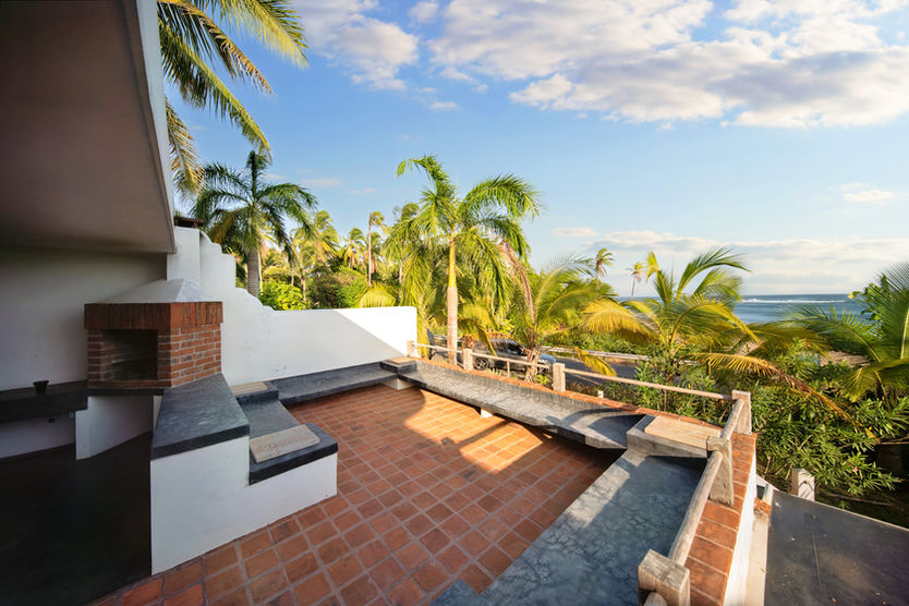 Outdoor barbecue area at Esmeralda beachfront complex in Pedasí