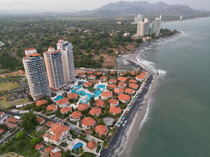 “Oceanfront apartment for sale in Coronado Country Club – 3 bedrooms, 3 bathrooms, remodeled interior, ocean-view balcony with BBQ, in a gated community with pool, gym, and beach access.” Ama Panama Realty