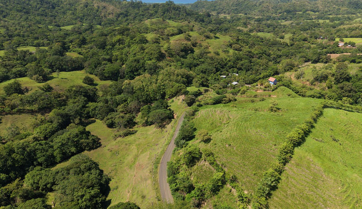Hilltop lot near Cambutal about 10 minutes from the beach by car
