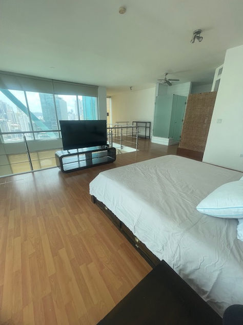 Experience the epitome of modern luxury in this stunning two-story loft located in the prestigious Loft Four 41 building in Punta Pacífica, Panama City. With its sleek design, premium amenities, and prime location, this residence offers an unparalleled lifestyle for discerning expatriates and investors. Ama Panama Realty 