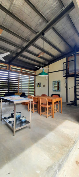 Studio appartement on the hill in Los Destiladeros, minutes away from the beach. Modern luxury and simplicity with all you need to enjoy nature and a comfortable home. Contact Ama Panama Realty.