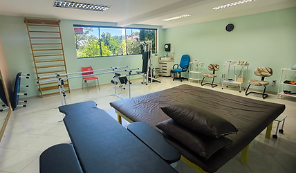 Espaço para cinesioterapia com foco em reabilitação funcional e mobilidade