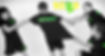 Junge wird am T-Shirt gezogen
