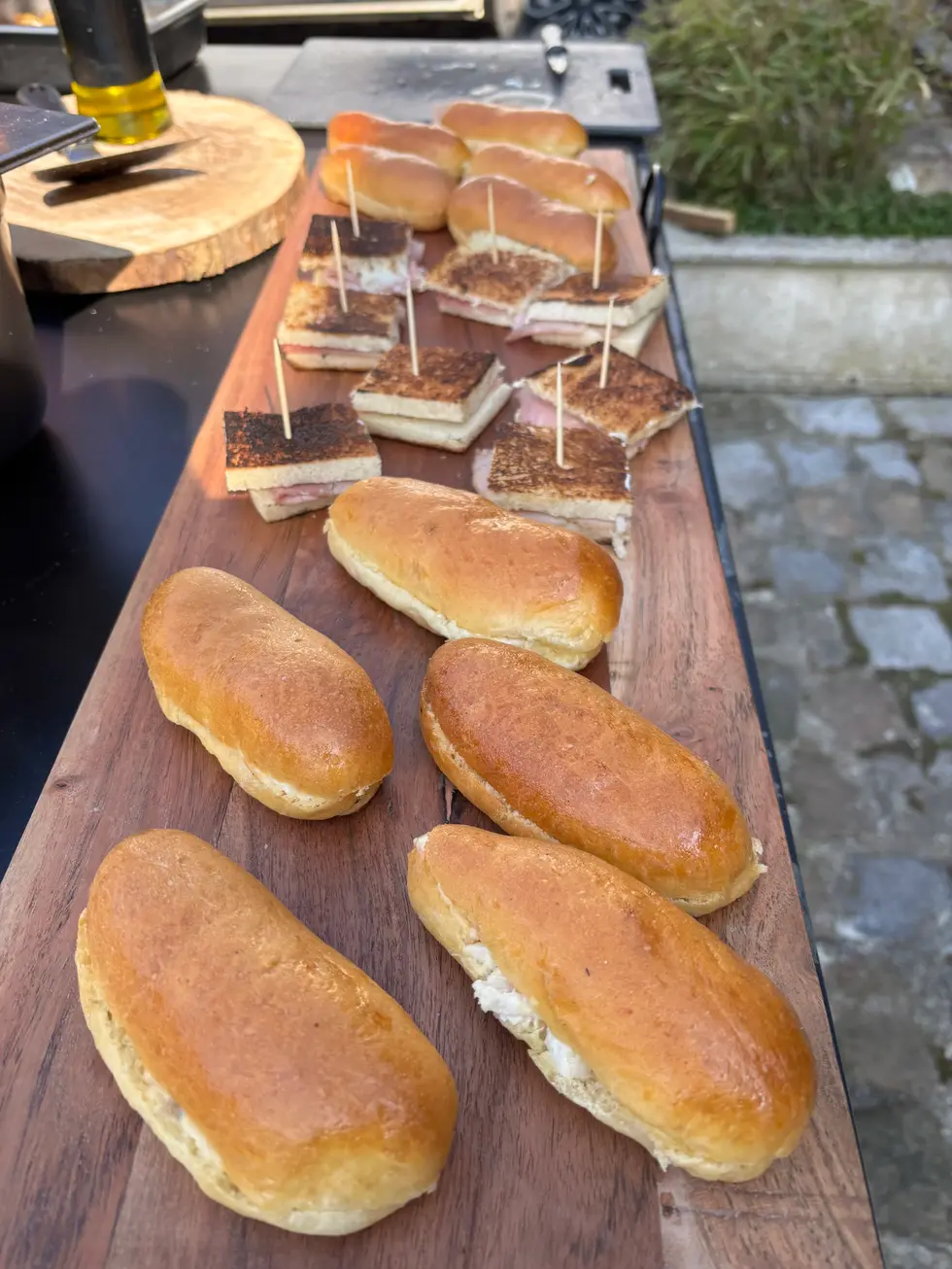 Plateau avec navettes garnies et mini croques servis lors d’un apéritif brasero