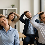 Menschen im Büro mit Übungen für den Nacken