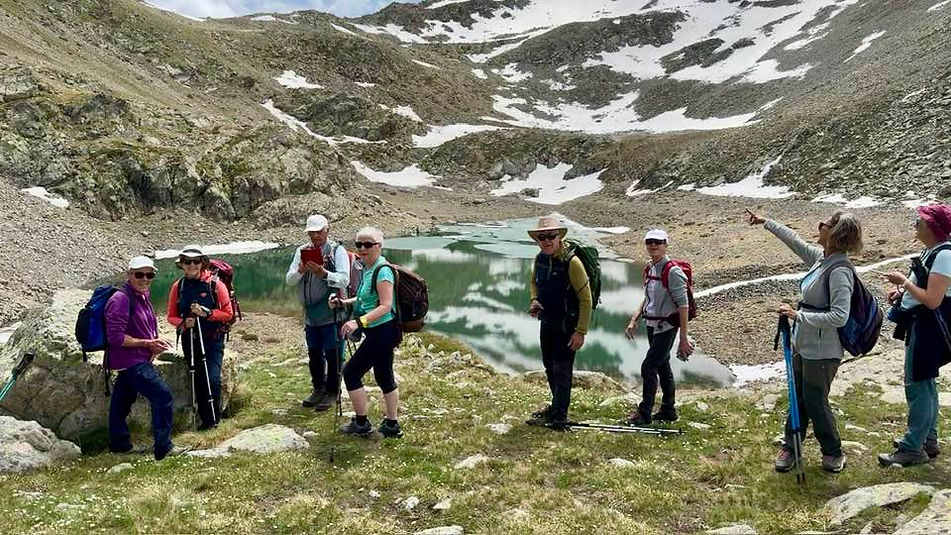 Randonneuses admirant un lac de montagne
