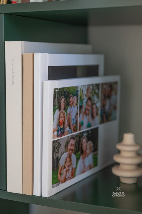 Estante com álbuns fotográficos