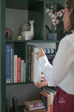 Estante de livros e álbuns