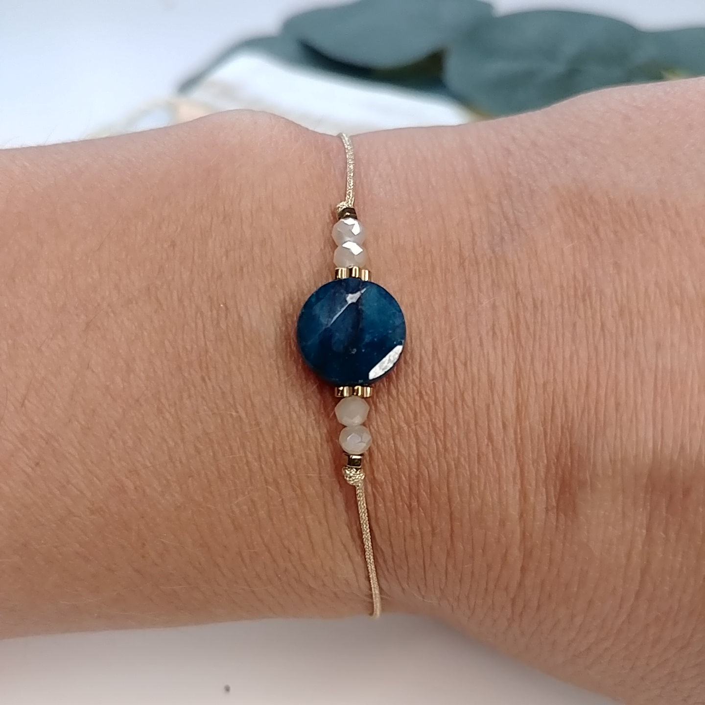 bracelet fin avec pierre apatite bleue et ronde montée sur un fil doré