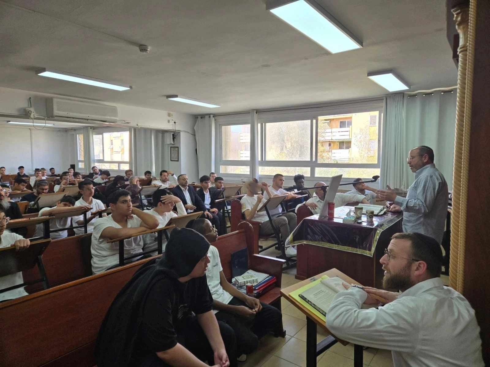 ביקור מאביו של החטוף איתן מור בישיבה