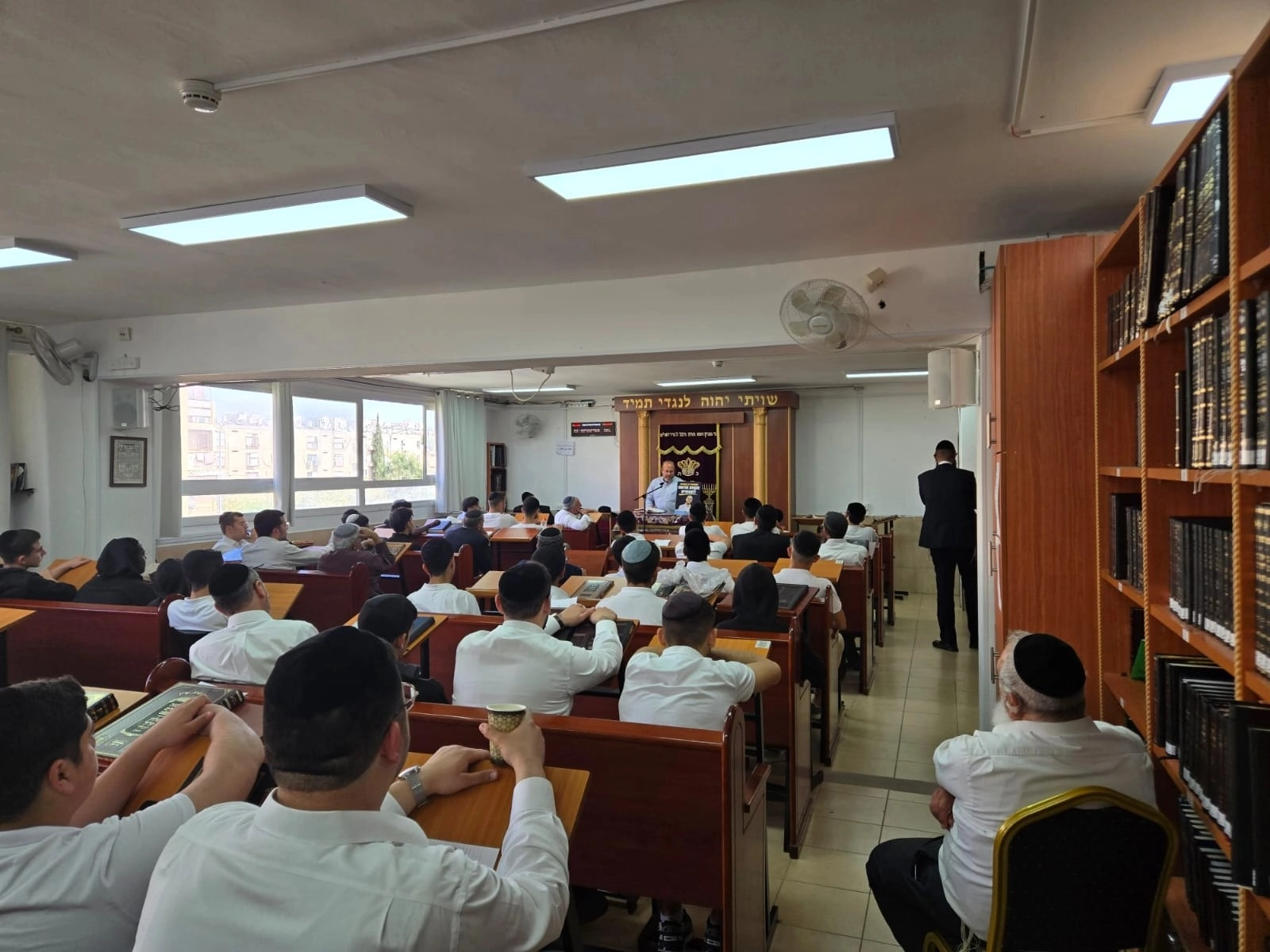 ביקור מאביו של החטוף איתן מור בישיבה