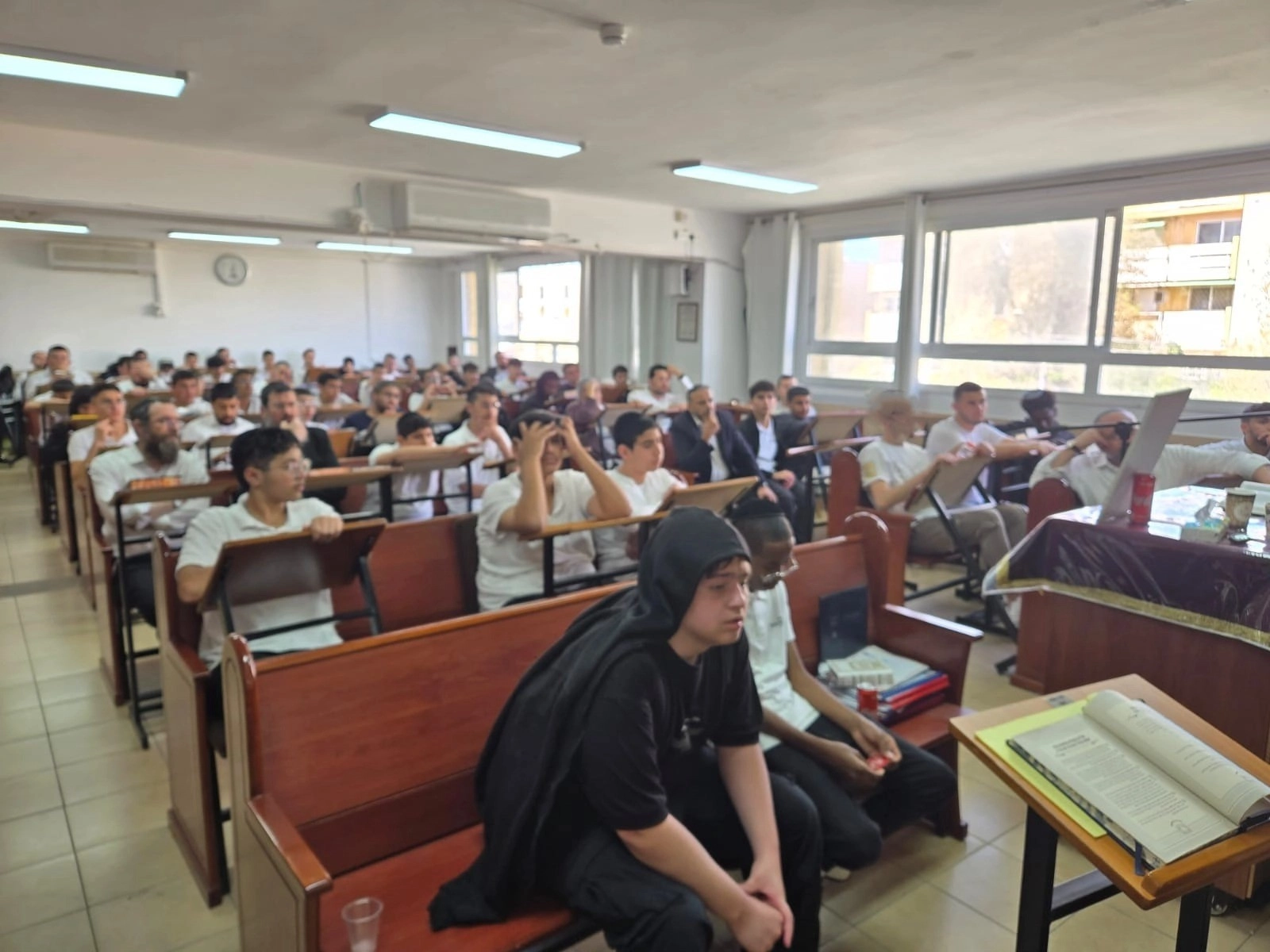 ביקור מאביו של החטוף איתן מור בישיבה