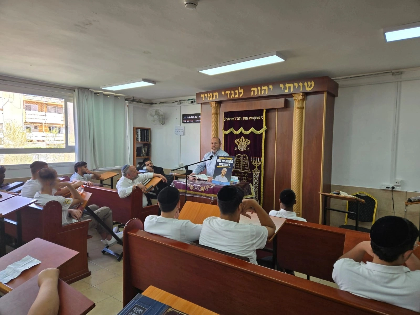 ביקור מאביו של החטוף איתן מור בישיבה